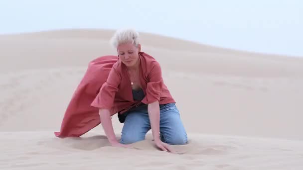 Blond Vrouw Stijlvolle Outfits Genieten Van Zand Duinen Van Woestijn — Stockvideo