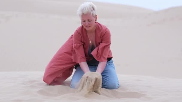 Mooie Blonde Vrouw Die Vol Vertrouwen Door Woestijn Loopt Haar — Stockvideo