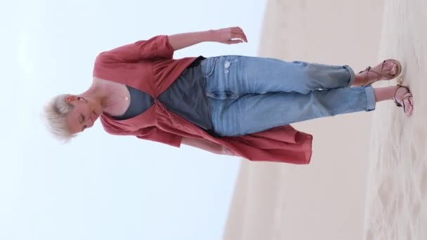 Blond Vrouw Mooie Outfit Wandelen Woestijn Winderige Avond Bij Zonsondergang — Stockvideo