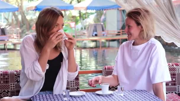 Две Девушки Развлекаются Гадают Кофейной Гуще Пьют Турецкий Кофе Настоящем — стоковое видео
