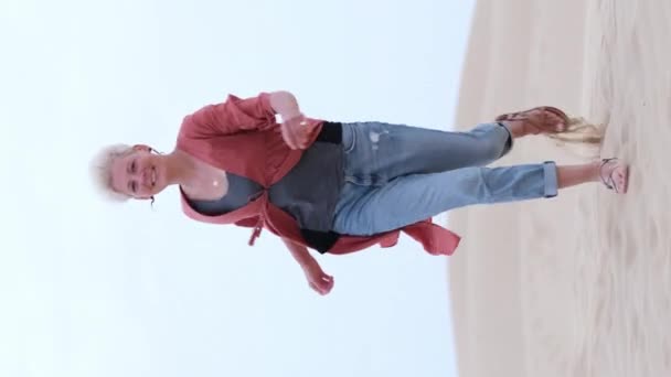 Blondynka Pięknym Stroju Spacerując Pustyni Wietrzny Wieczór Zachodzie Słońca Ciesząc — Wideo stockowe