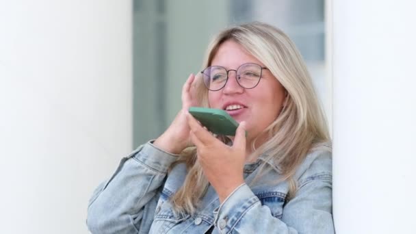 Retrato Urbano Mujer Feliz Cuerpo Positivo Hablando Altavoz Teléfono Móvil — Vídeos de Stock