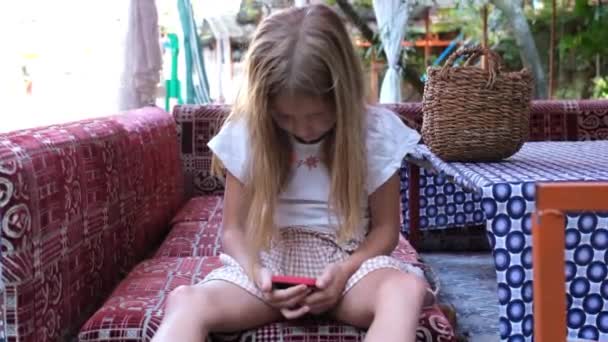 Carina Bambina Siede Una Posizione Malsana Utilizza Telefono Cellulare Danni — Video Stock