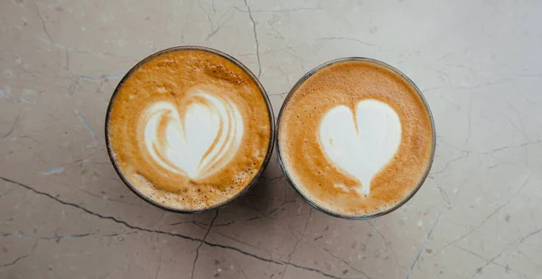 Draufsicht Auf Zwei Kaffeegläser Mit Kunstherzen Auf Schaumstoff Auf Marmorgrund — Stockfoto