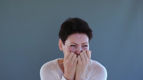 Απελπισμένα Κλαίει Μεσήλικη Γυναίκα Γκρι Φόντο — Αρχείο Βίντεο