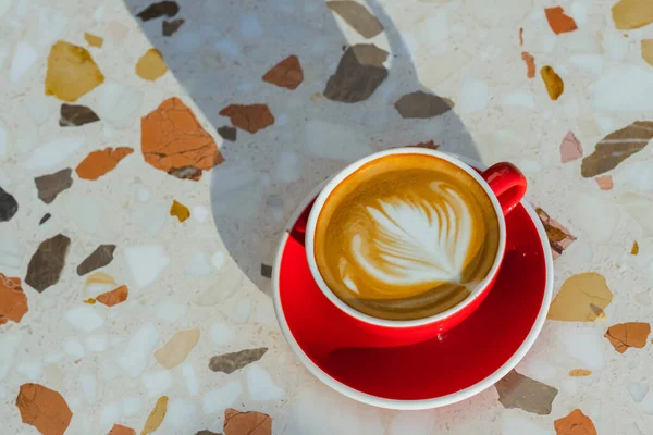 Una Taza Café Sobre Una Mesa Mármol Taza Latte Con — Foto de Stock