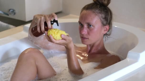自宅で熱い風呂に入りながらボディウォッシュを使用している女の子 若い女性はバスルームの内部に洗濯布で彼女の体を洗います 個人衛生とボディケア — ストック動画