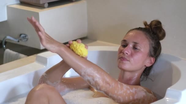 Chica Que Usa Paño Baño Corporal Mientras Toma Baño Caliente — Vídeos de Stock