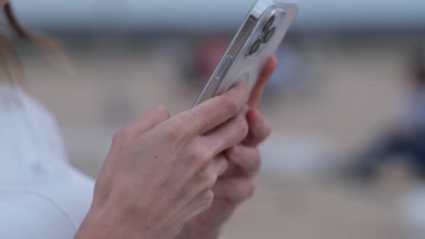 携帯電話を使った女性ブロガー 美しい女性の手のテキストメッセージやスマートフォンでチャットApple Iphone Proの最大 ドバイ Uai — ストック動画