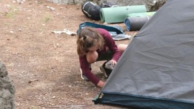 Turist çadırı kuran tatlı çocuk. Yaz gezisi, kamp ve yürüyüş konsepti. Çevre turizmi.