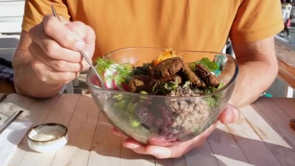 Restoranda Alternatif Protein Tabanlı Kase Yiyen Adam Vejetaryen Yemeği — Stok video