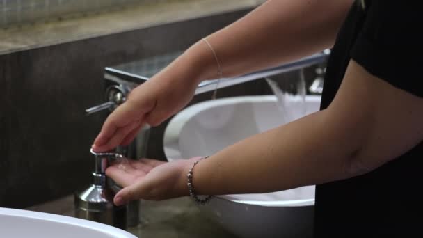 Mujer Lava Las Manos Con Jabón Baño Público Con Interior — Vídeos de Stock