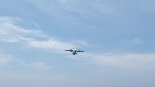 Repülő Légi Jármű Kihelyezett Futóművel Személyszállító Repülőgép Leszállása — Stock videók