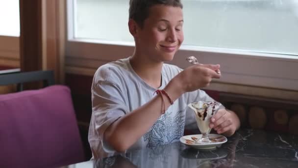 Vídeo Engraçado Com Adolescente Menino Apetitosamente Comer Sorvete Café — Vídeo de Stock