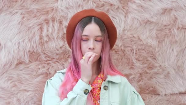 Güzel Genç Şık Pembe Saçlı Bir Kız Anahtar Üzerinde Ağzını — Stok video