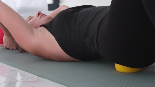 Mulher Deitada Pequenas Bolas Para Eliminar Dor Nas Costas Massagear — Vídeo de Stock
