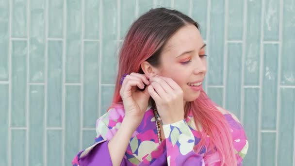 Mooie Jonge Stijlvolle Modieuze Meisje Met Roze Haar Straightens Sieraden — Stockvideo