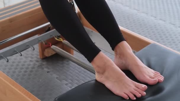 Mujer Piernas Entrenamiento Pilates Reformador Cadillac Entrenamiento Ejercicio Estudio Pilates — Vídeos de Stock