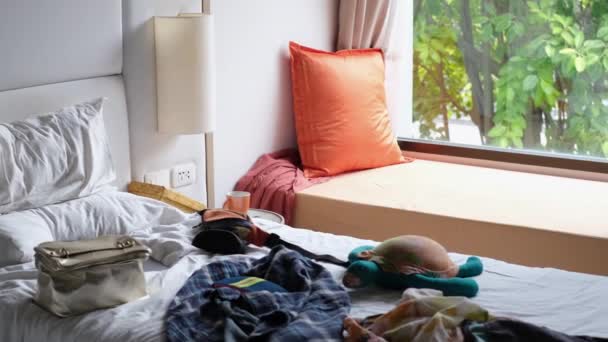 房间里的烂摊子女人的衣服 床上的电脑 — 图库视频影像