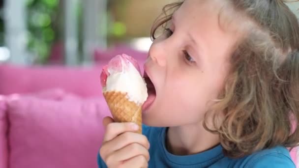 Очаровательный Мальчик Ест Большое Мороженое Вафельном Рожке Ягодами Розовом Фоне — стоковое видео