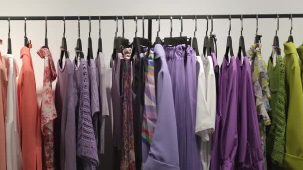 Alışveriş Merkezindeki Kadın Giyim Mağazası Şık Kadın Giyimli Askılar Bahar — Stok video