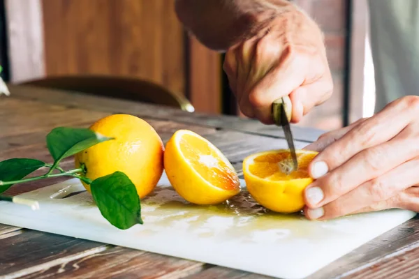 Male Hands Cutting Juicy Ripe Orange Fruit Sharing Son Healthy — Stock Photo, Image