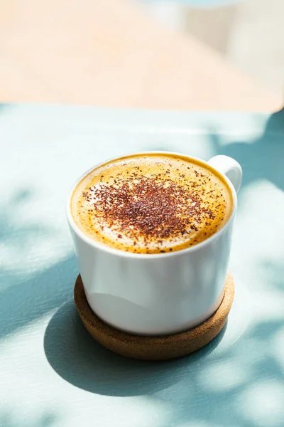 Oberseite Der Tasse Cappuccino Kaffee Mit Puder Auf Blauem Tisch — Stockfoto