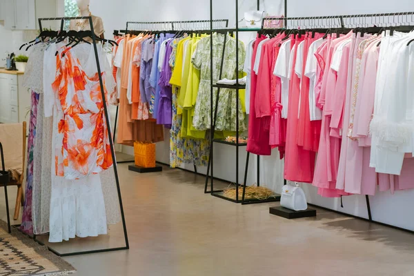 Modernes Boutique Interieur Mit Stilvoller Frauenkleidung lizenzfreie Stockfotos