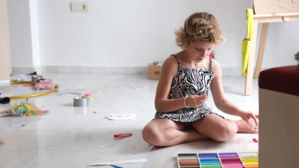 Creatieve Rotzooi Kinderkamer Een Getalenteerd Meisje Dat Met Poen Speelt — Stockvideo