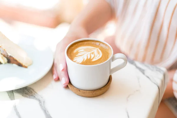 Frau Hält Kaffeetasse Café Der Hand Tasse Latte Art Kaffee — Stockfoto