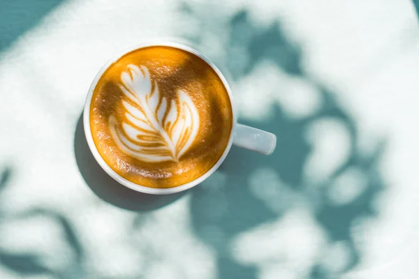 Draufsicht Auf Tasse Leckeren Cappuccino Mit Latte Art Auf Blauem — Stockfoto