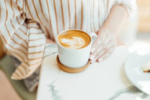Tenderness Photo Latte Mug Woman Hands Art Customer Services Restaurant — Stock Photo, Image