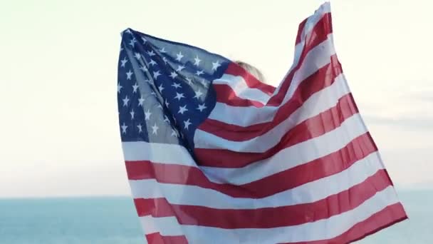 Назад Жінка Тримає Американський Прапор — стокове відео