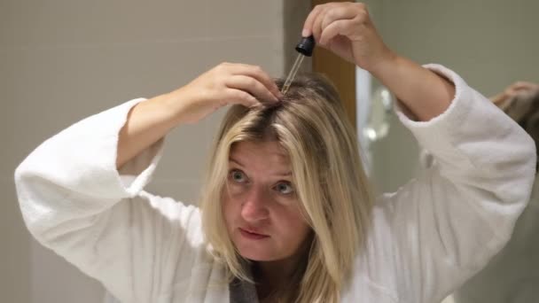 Kobieta Nakłada Olejek Włosy Pipetą Piękno Dbające Skórę Głowy Włosy — Wideo stockowe