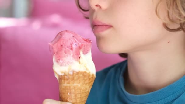 かわいい男の子のクローズアップ肖像ワッフルコーンアイスクリームを食べています アイスクリームを舐める子 — ストック動画