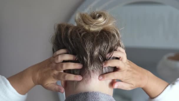 バックビューの女性は彼女の髪にオイルを適用します 頭皮や髪のための美容ケア ホームビューティートリートメント — ストック動画