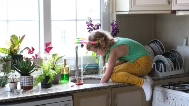 Κοριτσάκι Πλένει Πιάτα Στην Κουζίνα Στο Σπίτι Cozy Κουζίνα — Αρχείο Βίντεο