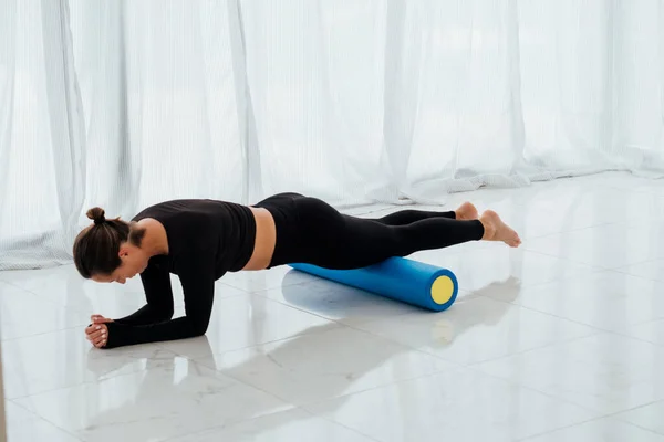 Pilates Und Massage Frau Mit Schaumstoffrolle Boden Für Körperspannung Und Stockbild