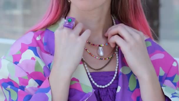 Όμορφη Νεαρή Κομψή Μοντέρνα Κοπέλα Ροζ Μαλλιά Ισιώνει Κοσμήματα — Αρχείο Βίντεο