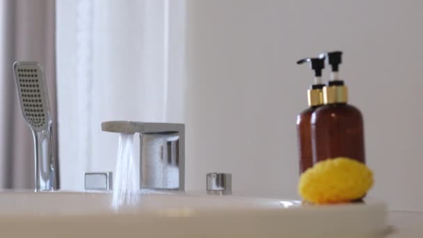 Bath Mengisi Dengan Air Keran Produk Kosmetik Kamar Mandi Liburan — Stok Video