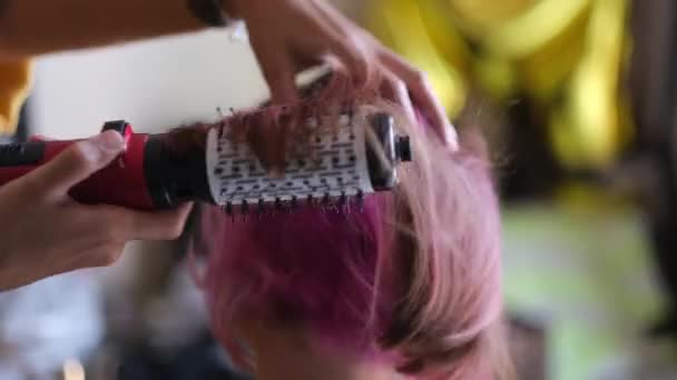 Proceso Peinado Del Cabello Mujer Estilista Haciendo Peinado Con Secador — Vídeos de Stock