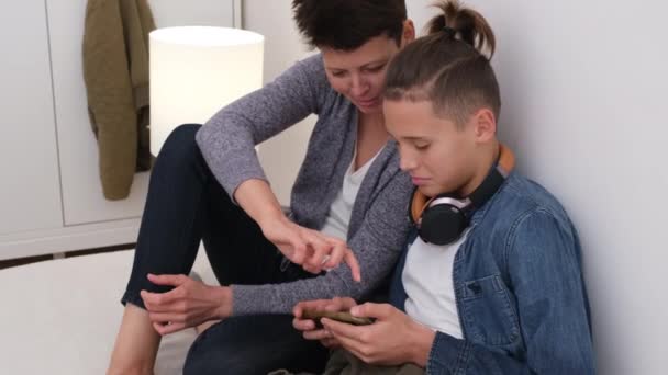 Tinédzser Fiú Technológiafüggő Otthon Nézi Közösségi Videót Anyjával Gyermek Anya — Stock videók
