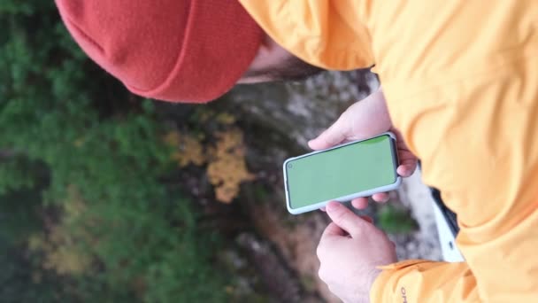 Mann Von Hinten Benutzt Smartphone Mit Grünem Bildschirm Freien Konzept — Stockvideo