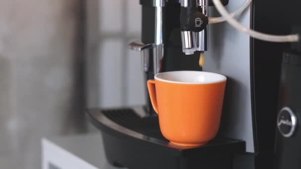 新鮮なコーヒーを醸造するエスプレッソマシン 熱いコーヒーを提供する自動コーヒーメーカー — ストック動画