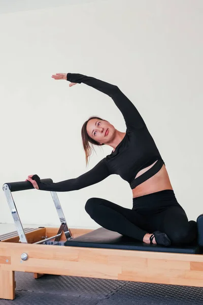 Γυναίκα Κάνει Pilates Άσκηση Πιλάτες Κρεβάτι Αναμορφωτή Φωτογραφία Αρχείου