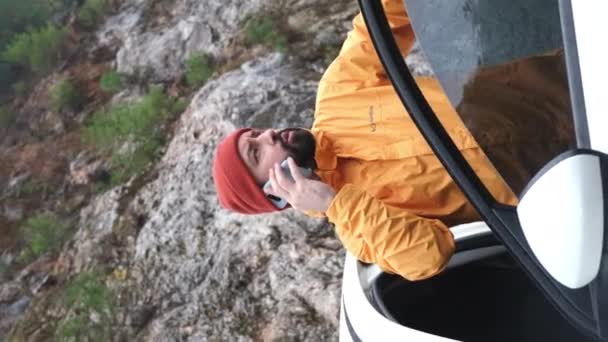 Hilferufe Mann Ruft Nach Autopanne Seine Autoversicherung — Stockvideo