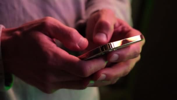 Muž Ruce Pomocí Mobilního Telefonu Psaní Textu Nebo Kontrolu Sociálních — Stock video