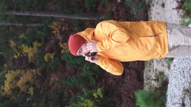 寒い天気と森の中の秋の散歩を楽しんでいる若いひげの男の肖像画 — ストック動画