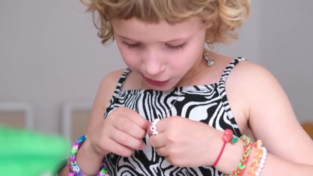 Μικρό Χαριτωμένο Κομψό Μοντέρνο Κορίτσι Παιδί Ισιώνει Κοσμήματα — Αρχείο Βίντεο