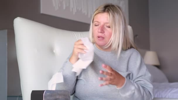 若い太りすぎの女性が病気になり ナプキンで鼻を吹く — ストック動画